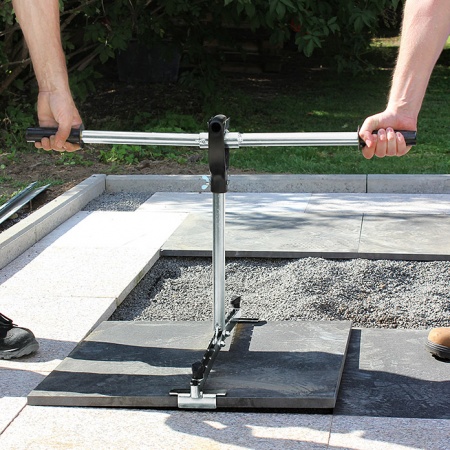 Naprava za dvigovanje, prenašanje in vgradnjo velikih talnih ploščic 